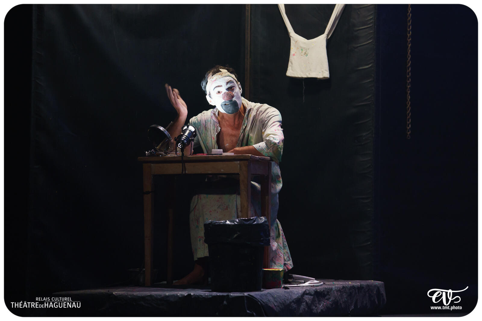 TROP PRÈS DU MUR (TYPHUS BRONX)